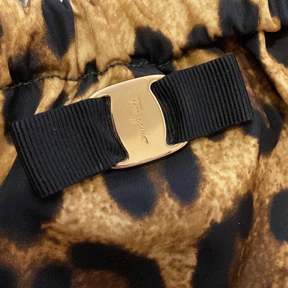 👛 Salvatore Ferragamo Nylon Patent Leather Trim Vara Bow Tote👛 - Picture 3 of 5